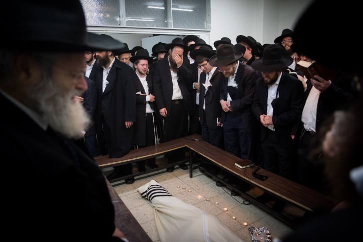 Ultra Orthodox followers of Rabbi Shmuel Auerbach mourn by his body in Jerusalem, on February 24, 2018. Rabbi Auerbach, leader of the Jerusalem Faction, passed away this evening at the age of 86. Photo by Yonatan Sindel/Flash90