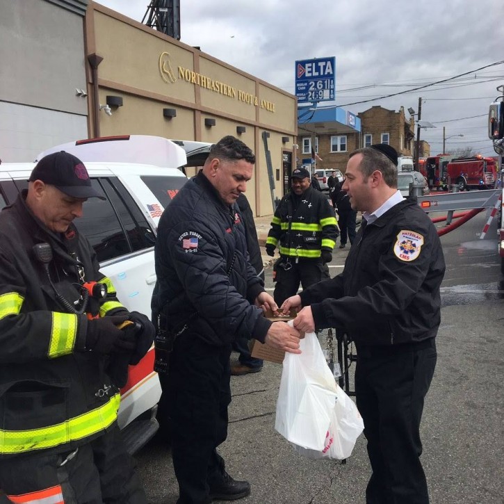 Local Hatzolah members were on hand this morning, handing out coffee and bagels to the rescue workers