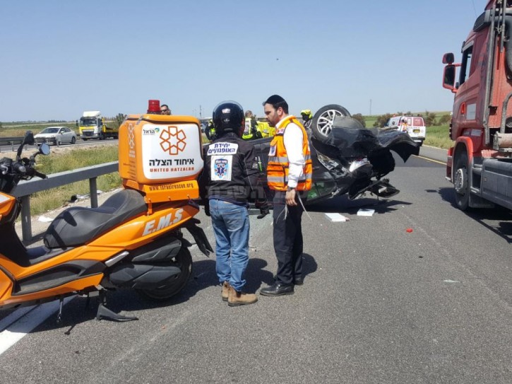 FILE - MK Yinon Azoulai who is a Hatzalah member at the scene of an accident on Highway 6. (Credit: United Hatzalah)