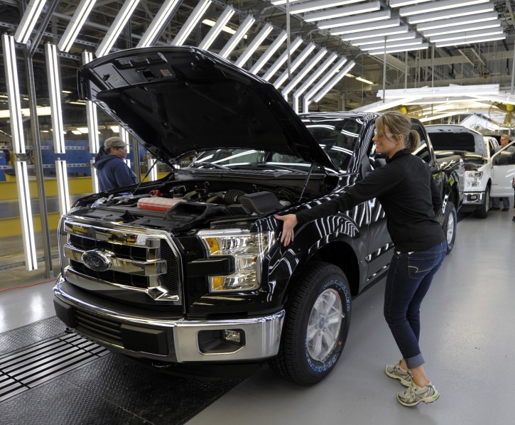 An autoworker looks for imperfections on a Ford 150 during a final inspection at the Ford Kansas City Assembly Plant in Claycomo, Missouri, USA, 13 March 2015.  EPA/DAVE KAUP