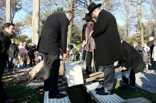 gettyimages-1063177052-594x594 Chief Rabbi David Geballe (r) and other members of the congregation bury an unused Torah roll and consecrate a new Jewish cemetery. The new cemetery of the Jewish community Duisburg-Mülheim-Oberhausen had become necessary after the Jewish cemetery in Mülheim, which had been used until then, had reached its limits. Photo: Roland Weihrauch/dpa (Photo by Roland Weihrauch/picture alliance via Getty Images)