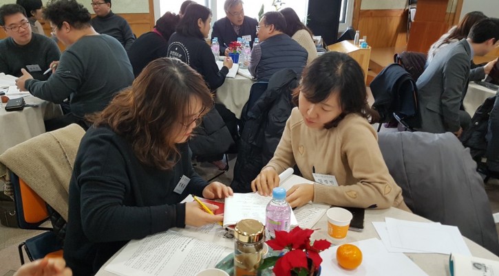 A chavruta-style adult learning session in South Korea (Courtesy of the Havruta Culture Association)