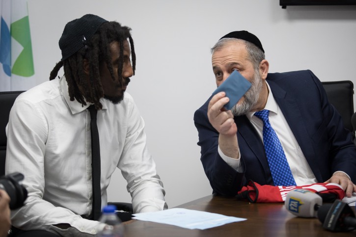 American basketball player, Amar'e Stoudemire receives a National ID and Israeli citizenship form Israel Minister of Interior Affairs Aryeh Deri and Jerusalem Mayor Moshe Leon during a ceremony at the Interior ministry office in Jerusalem on March 13, 2019. Photo by Hadas Parush/Flash90 