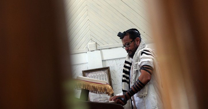 This picture taken on March 4, 2019 shows an Indonesian Jew praying at a synagogue in Tondano, North Sulawesi. - Indonesia has long been praised for its moderate brand of Islam, but more conservative forms of the religion have taken centre stage in recent years, driven by increasingly vocal hardline groups. Thousands of hardliners demonstrated in Jakarta when US President Donald Trump announced last year that the US embassy in Israel would be moved to the contested city of Jerusalem. (Photo by Ronny Adolof Buol / AFP) 